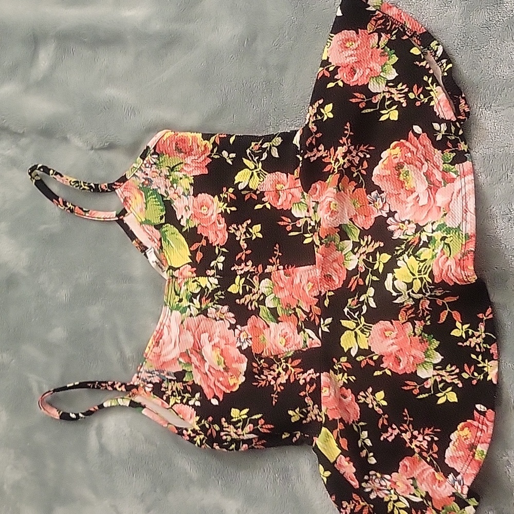 Papya size m, v neckedblack and pink floral crop top with ruffle on the end